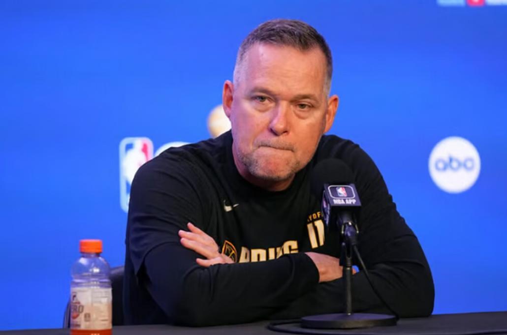 丹佛掘金训练开放日；赛后主帅复盘引观众欢呼；NBA常规赛在即；年轻球员获得机会的简单介绍星空体育官方入口