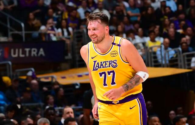 皇家马德里训练开放日；转会期手感冰凉引欢呼；NBA常规赛在即；年轻球员得到机会的简单介绍星空登录